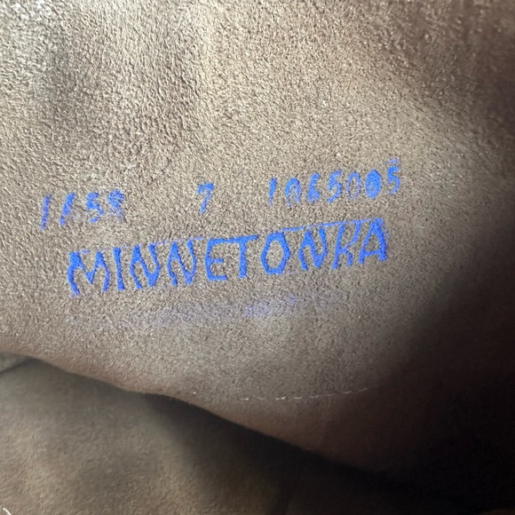 Minnetonka Women's 5-Layer Fringe Boot - Picture 3 of 6